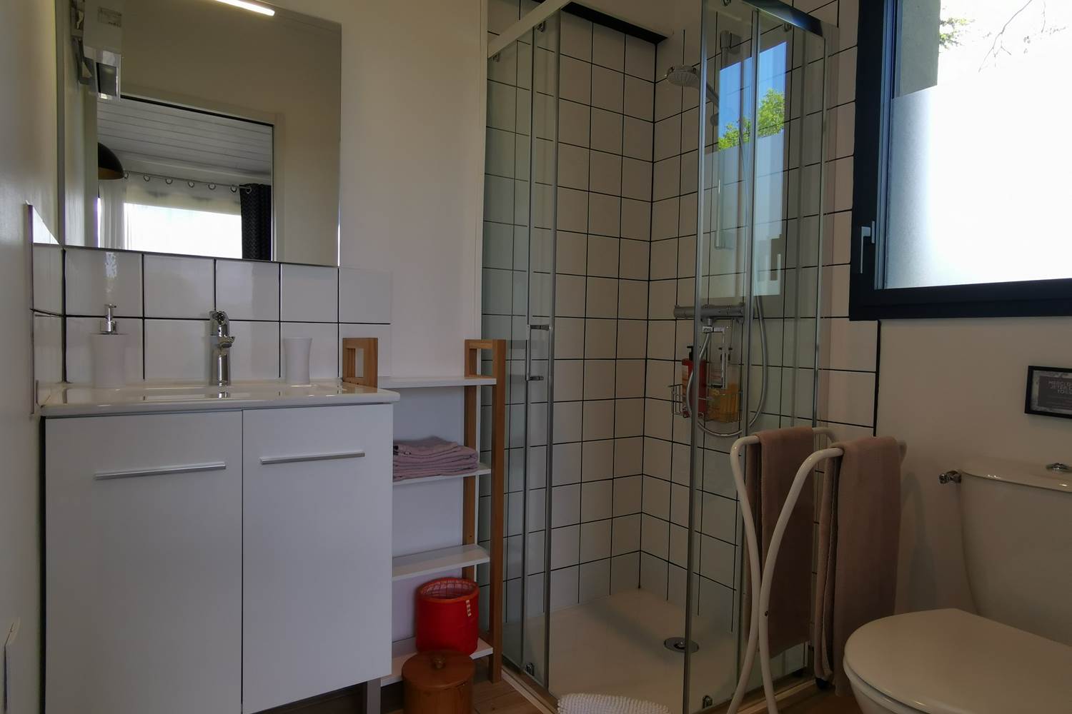 Salle d'eau et toilettes privatifs, chambre d'hôtes Chêne rouge, moulin de La Retardière