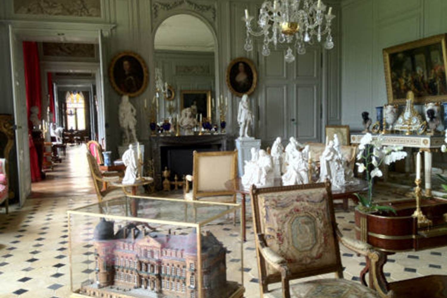 Le  château de Digoin à 24km