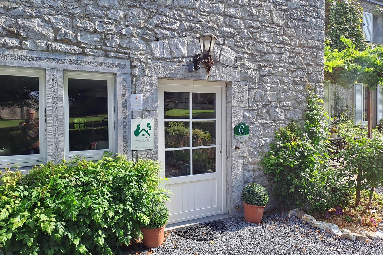 La plaque "Bienvenue Vélo" fixée à côté de la porte du gîte