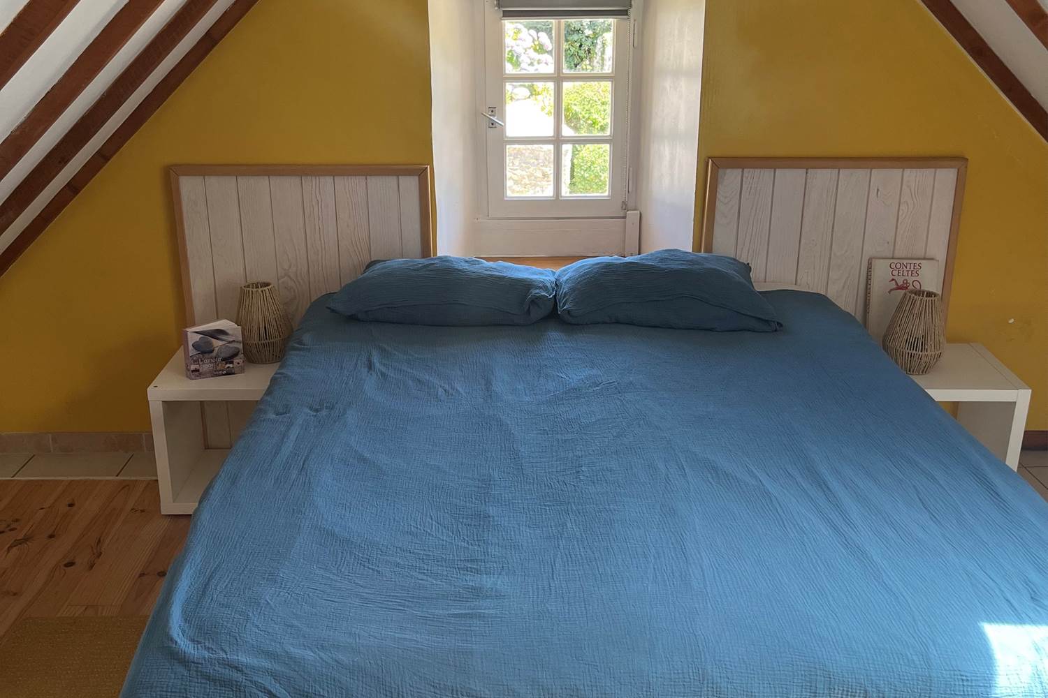 Une chambre (un lit double ou deux lits simples)