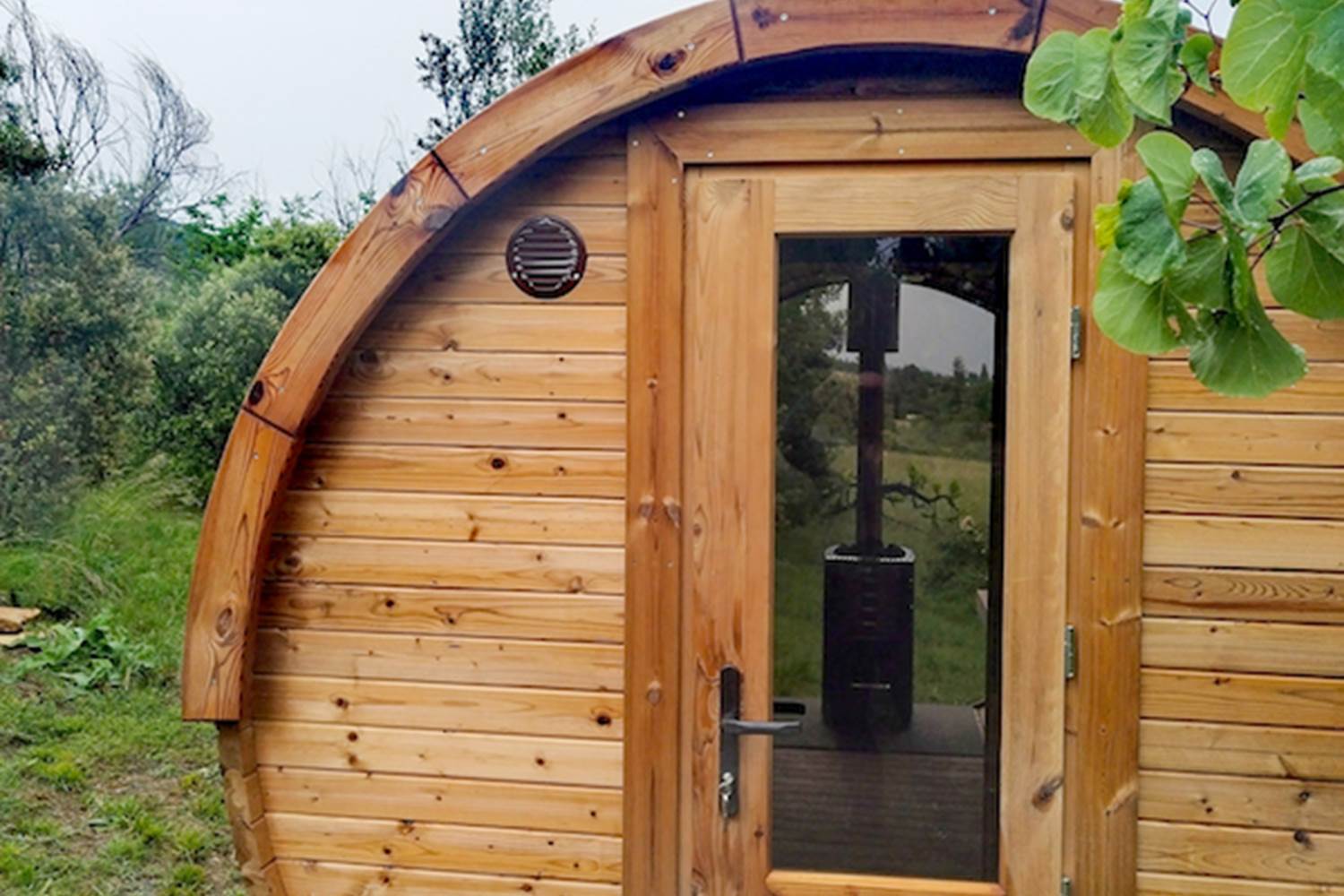 Entrez, vous passez par le vestiaire et vous profitez de votre sauna !