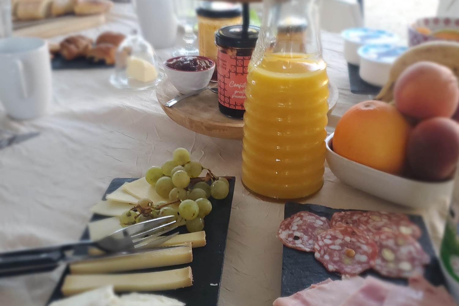 Petit déjeuner convivial à la maison d'hôtes Cale 32