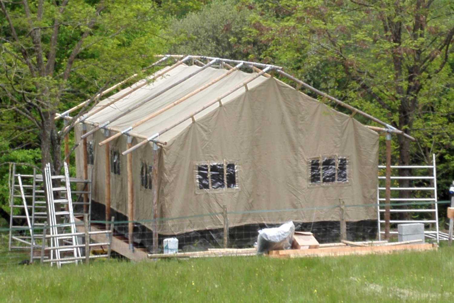 la construction de la tente safari