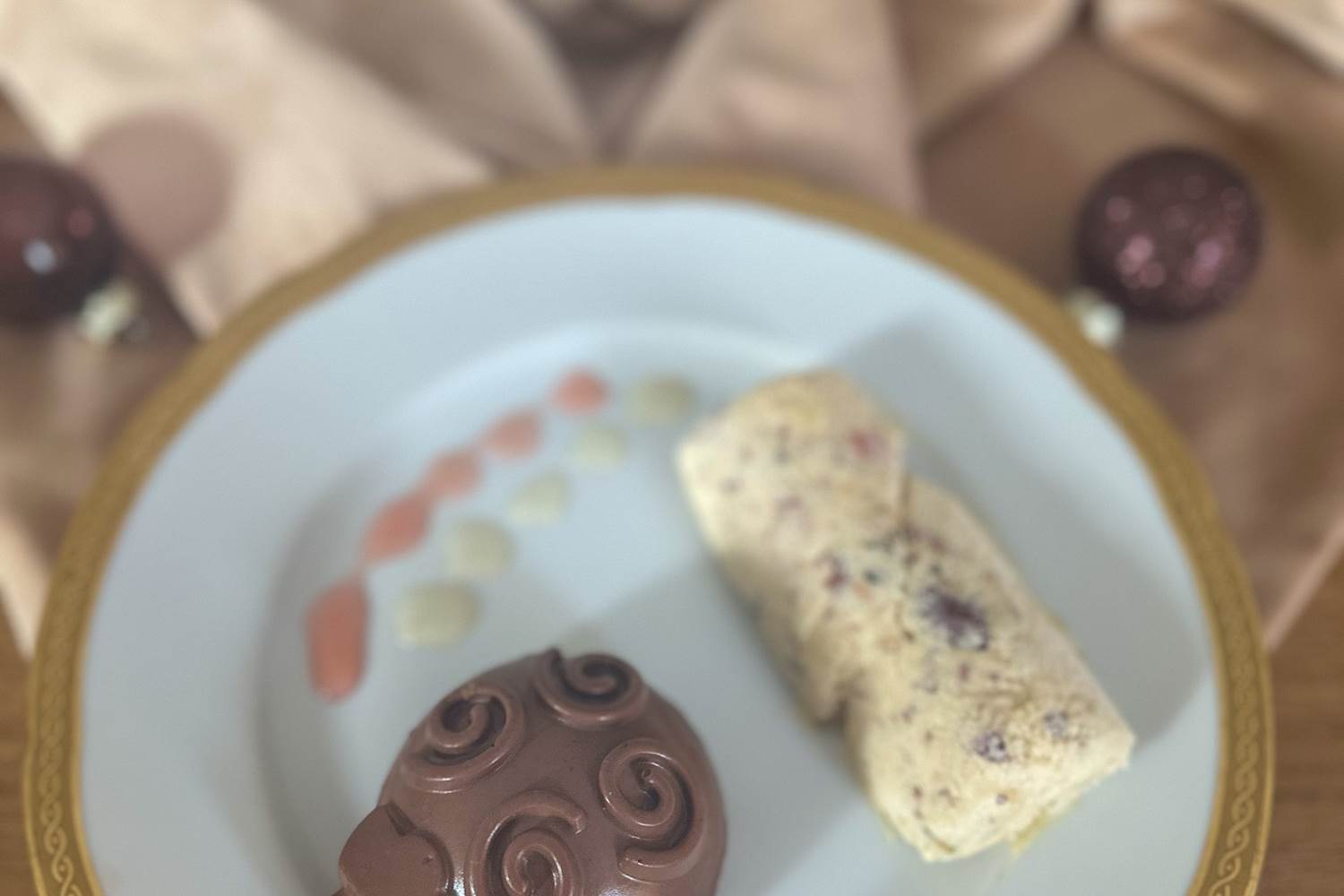 duo de dessert : boule tout chocolat et nougat glacé dîner réveillon Demeure du Porzou