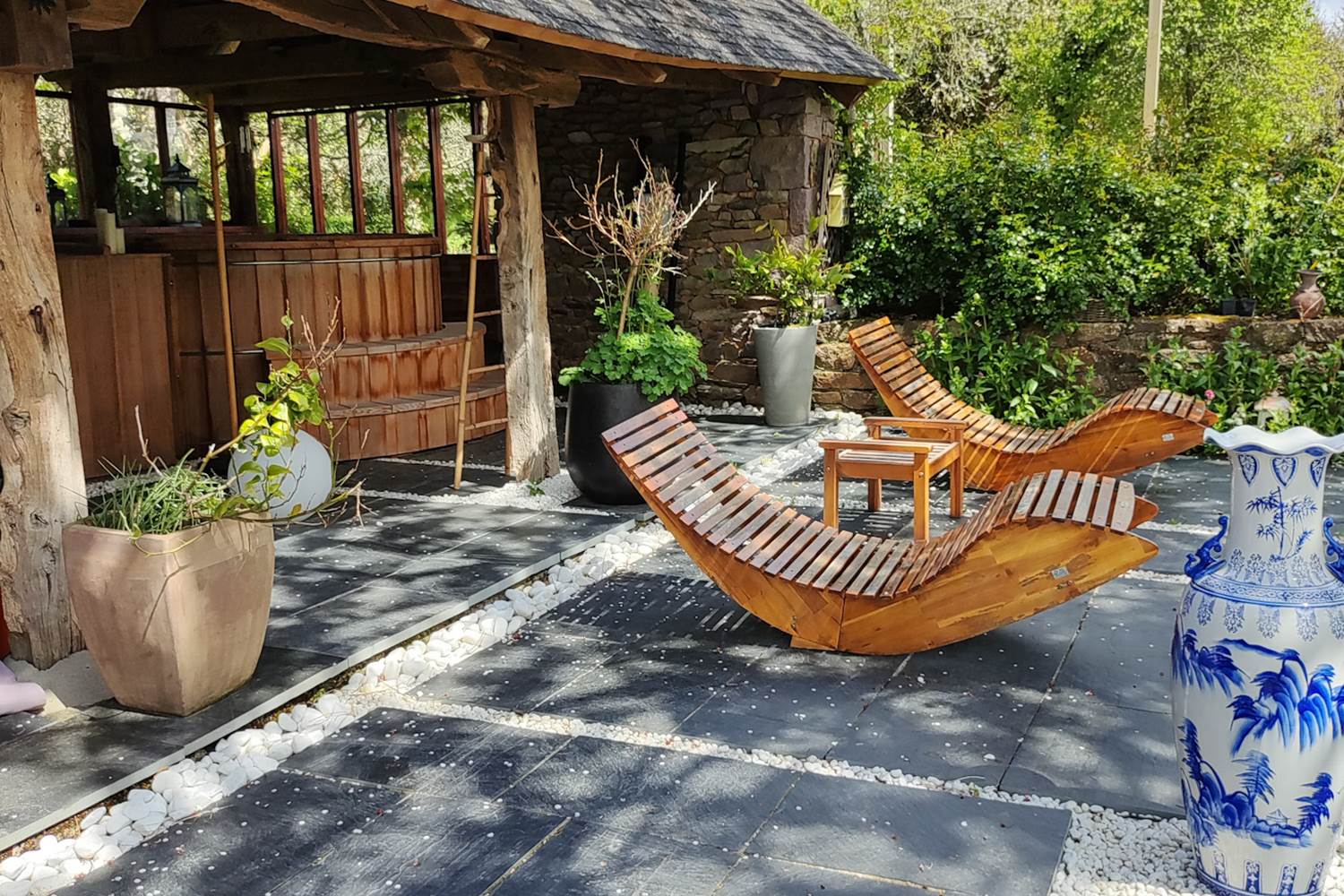 un moment de relaxation dans un cadre bucolique et paisible, le grand bain chaud Ofuro de la Demeure du Porzou