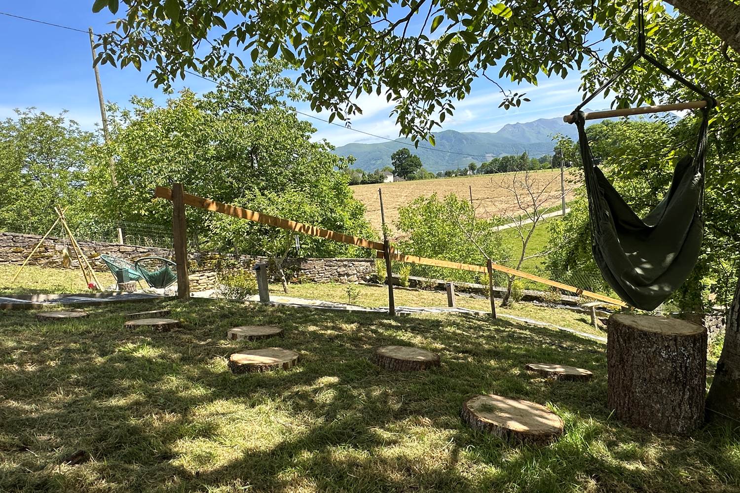 Une petite sieste à l'ombre avec vue sur les Pyrénées