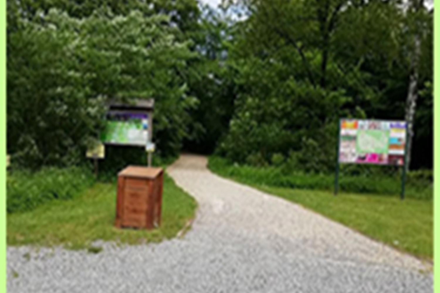 Chemin d'accès : sentier de dolomie menant au pavillon d'accueil