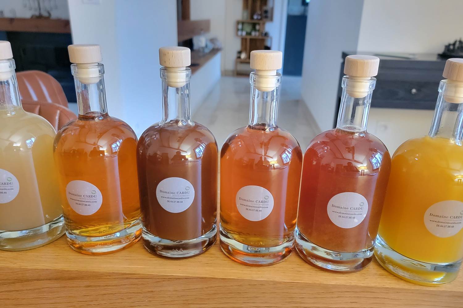 Découvrez notre gamme complète de liqueurs artisanales, élaborées avec passion au Domaine Cardu.