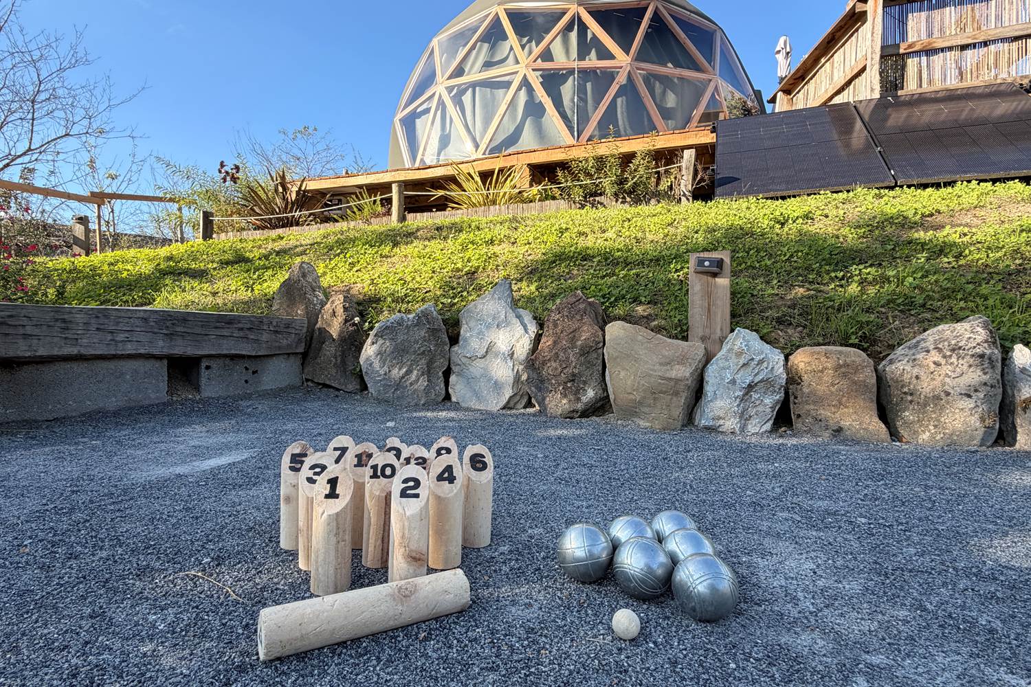Jeux de pétanque et Molkky à disposition