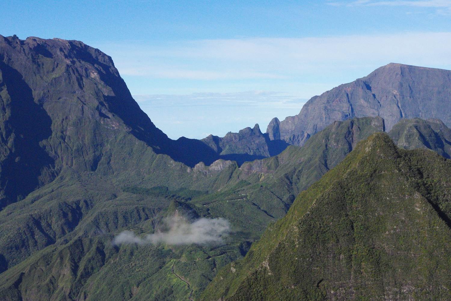 Les trois Salaze depuis la Roche Ecrite (Piton des neiges à gauche, Grand Benare à droite)