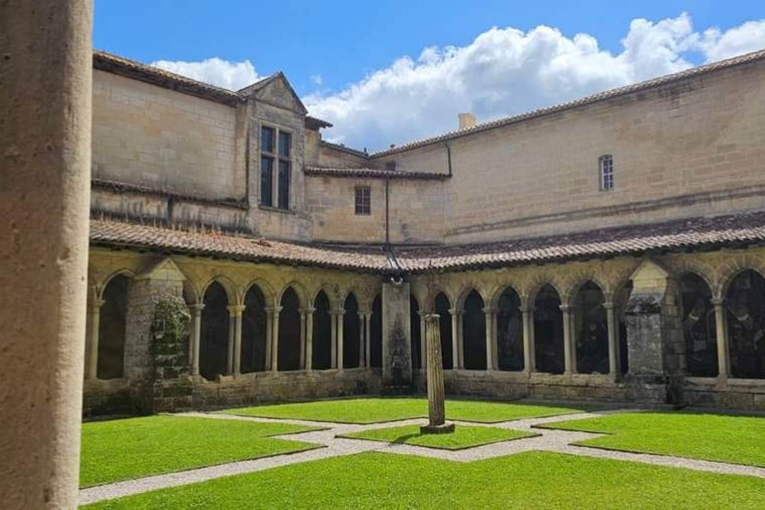 Nid Cosy Bordeaux - L'Église Collégiale et son cloître