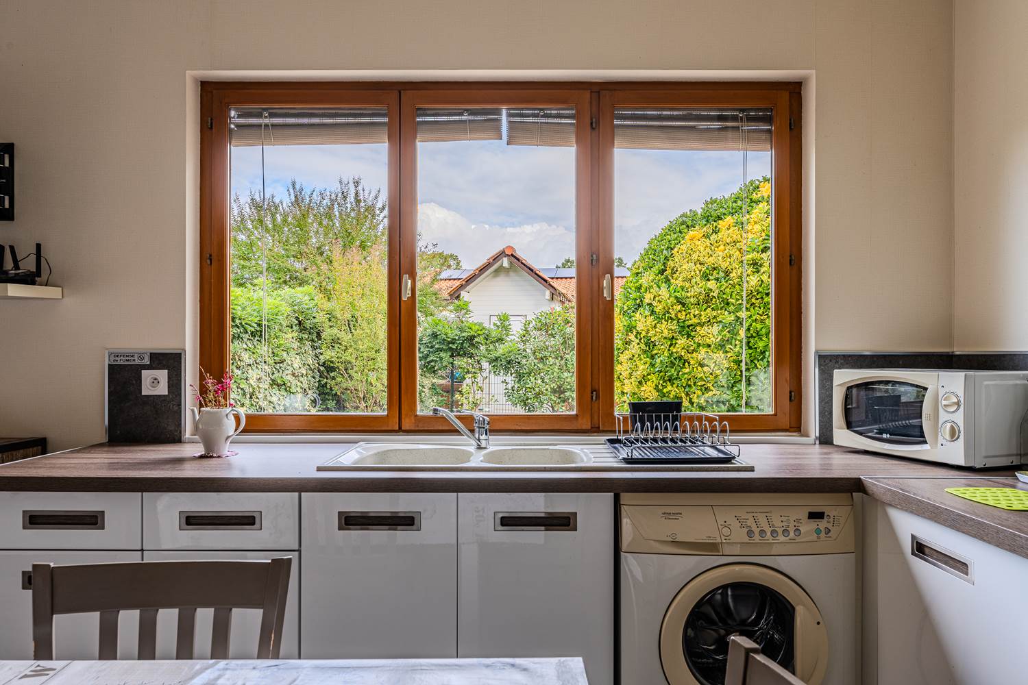 Cuisine gîte 1 vue jardin