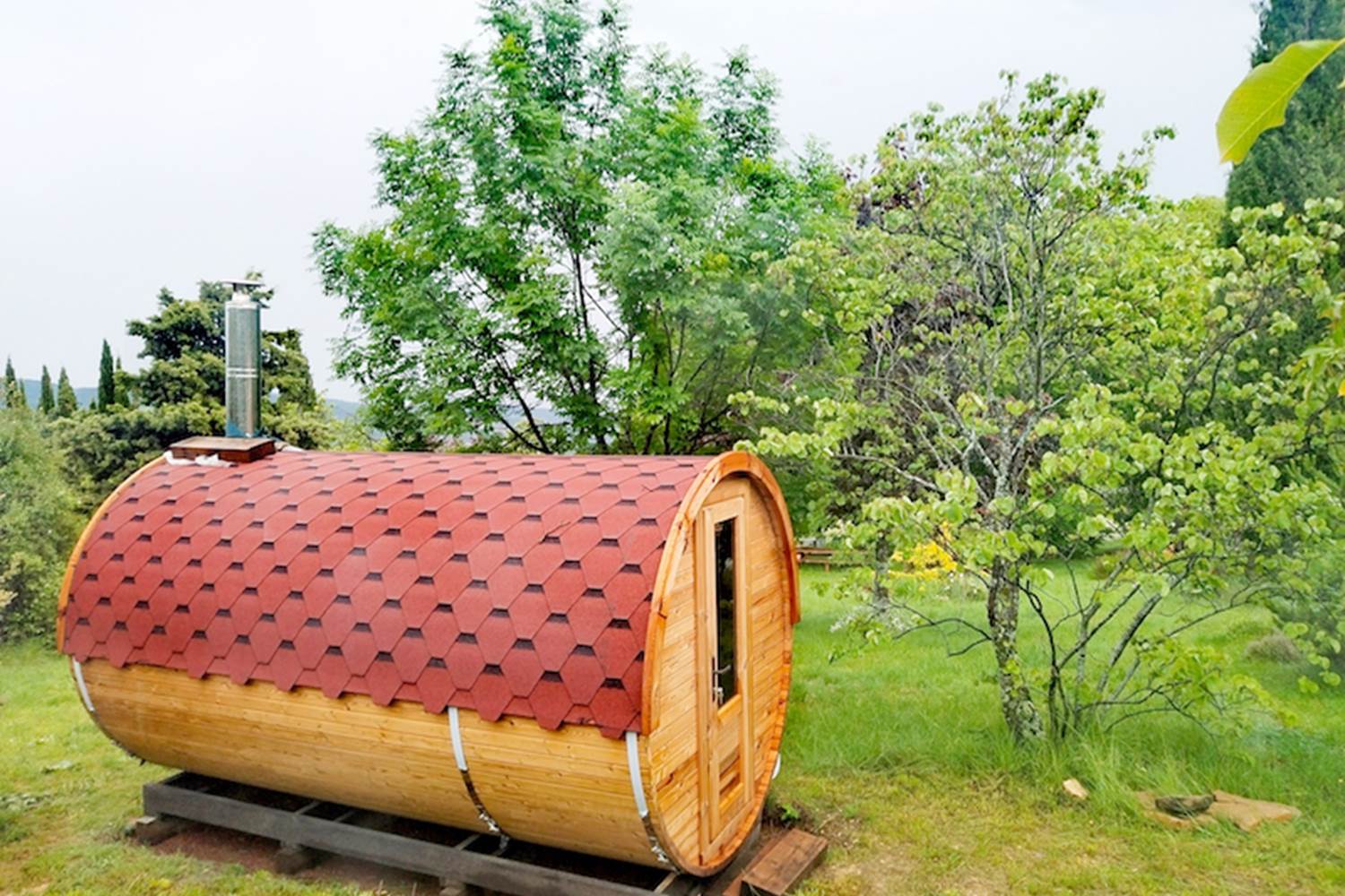 Le sauna au milieu des arbres du parc de la Bastide du Claus