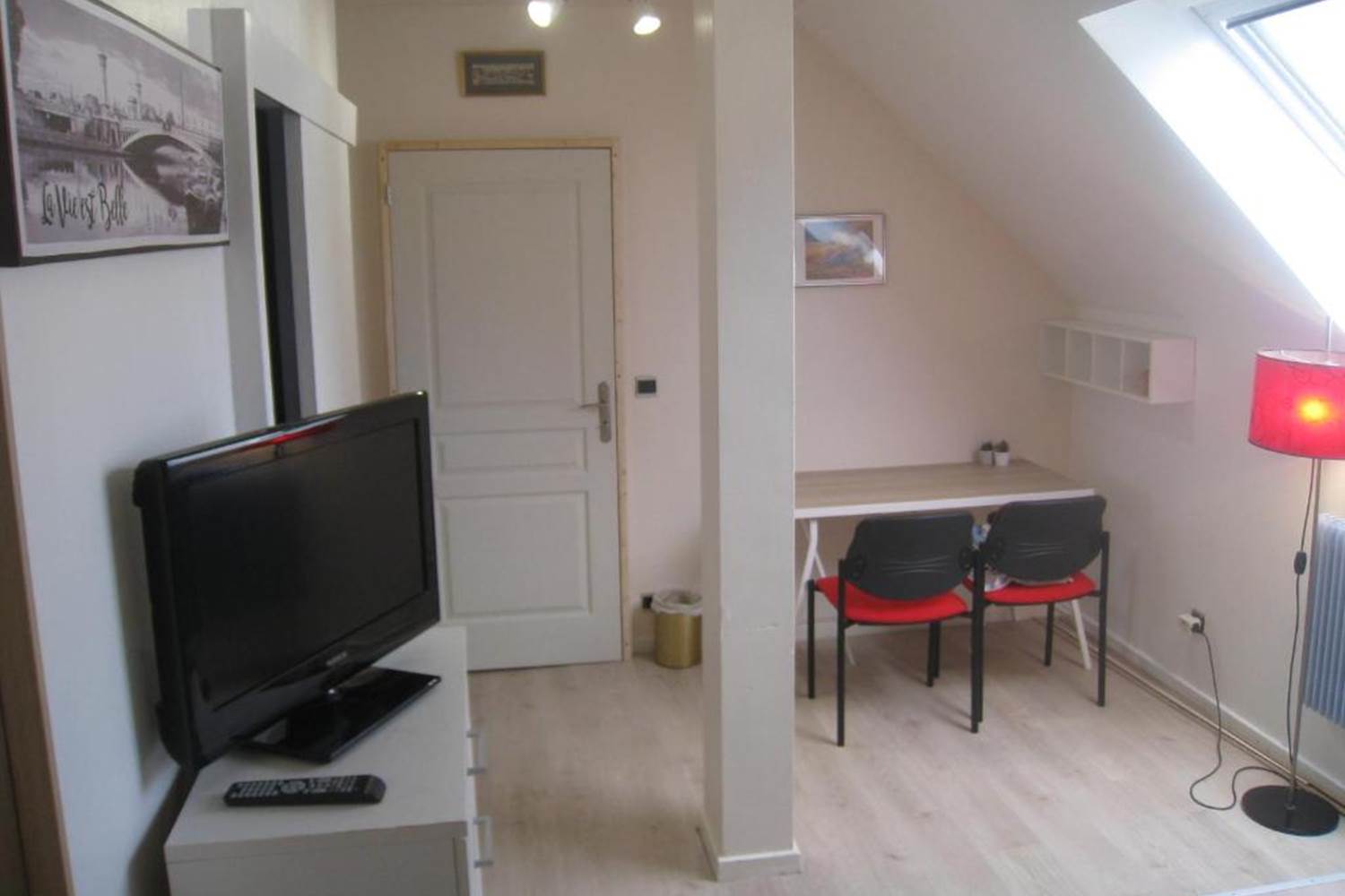 CHAMBRES-GUEBWILLER-Chambre-Double-avec-Salle-de-Bains-Privative-2-personnes-Bureau