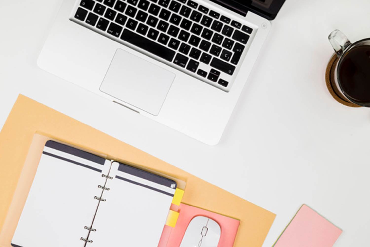 ordinateur-portable-carnet-tasse-cafe