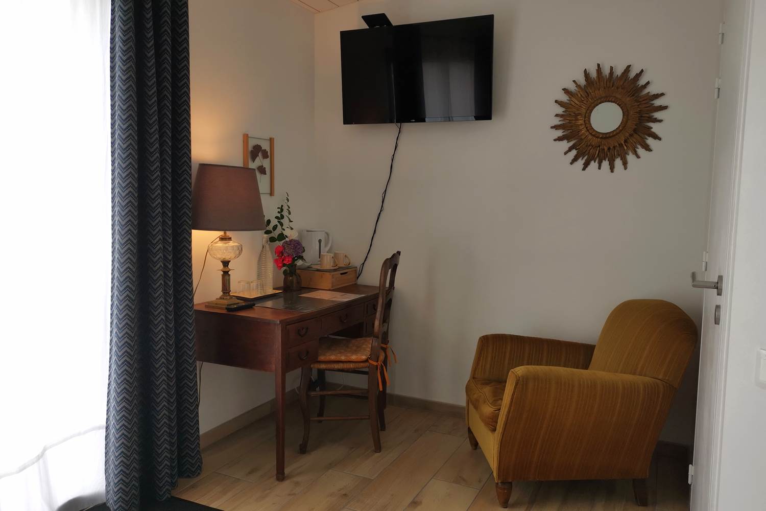 Chambre d'hôtes Gingko, coin bureau et téléviseur, moulin de La Retardière, Orvault proche Nantes, Sautron, Treillières