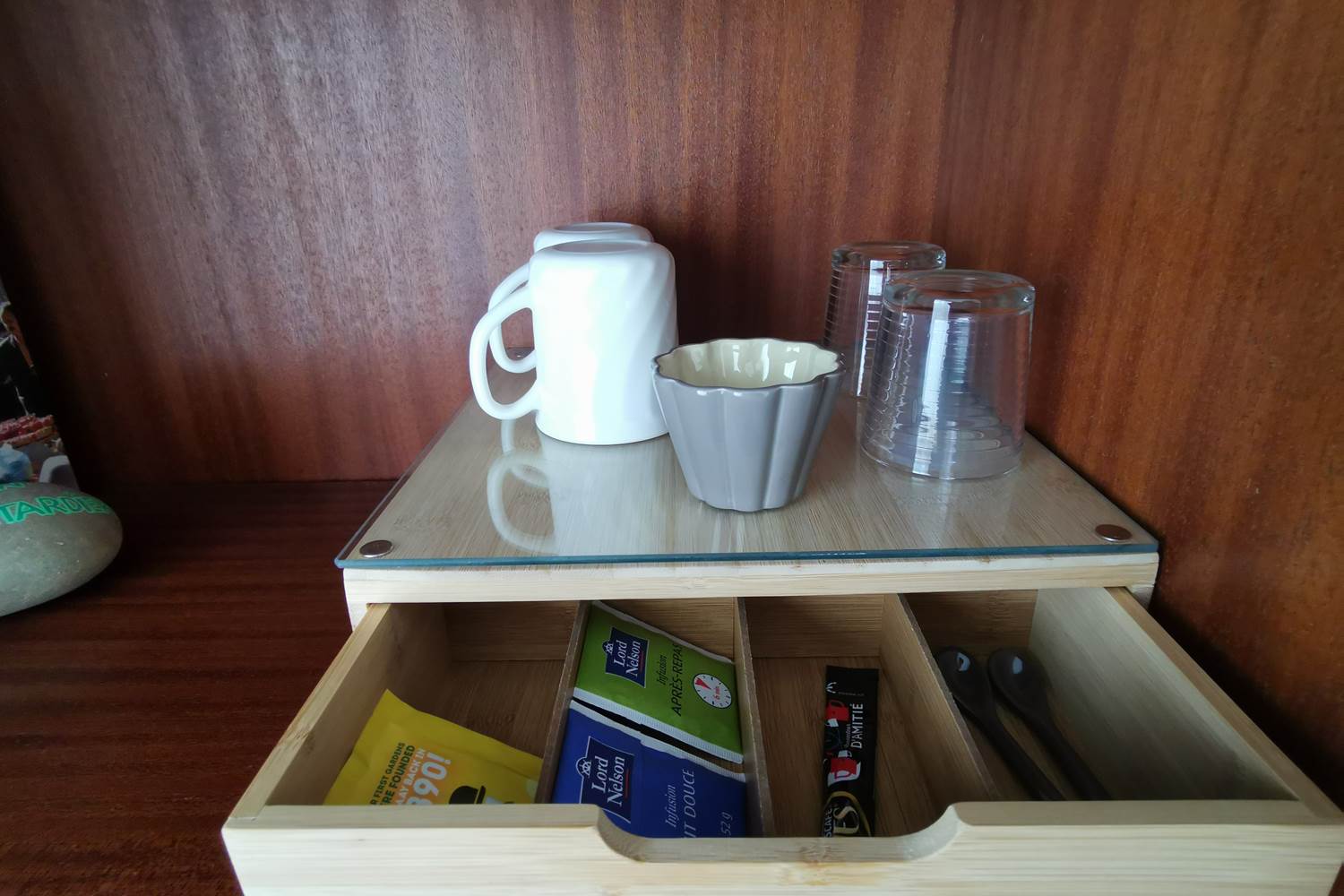 Plateau de courtoisie, chambre Chêne rouge, moulin de La Retardière