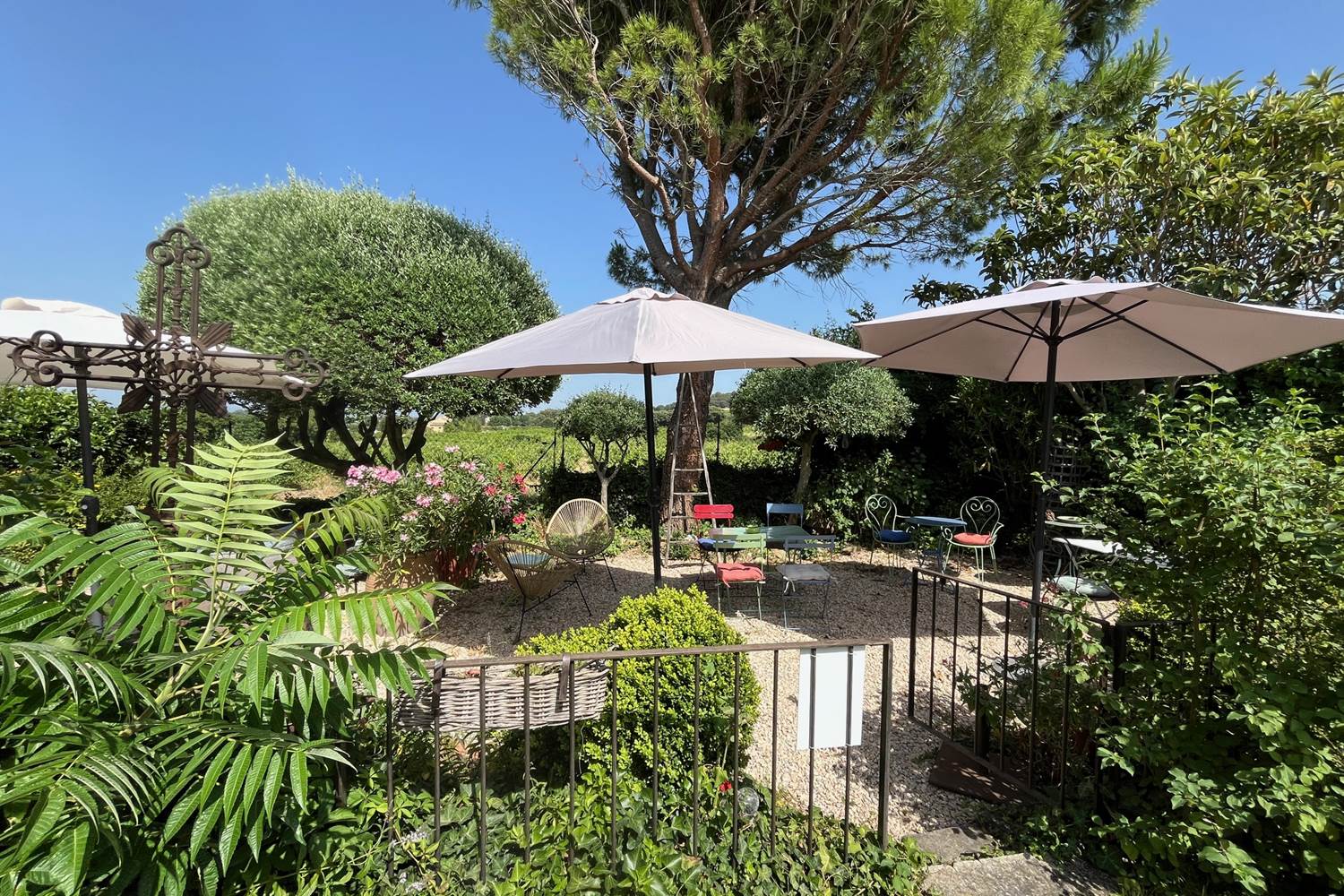 Le Mas Mellou / Chambre Mont Serein / Le Jardin et le Coin Détente