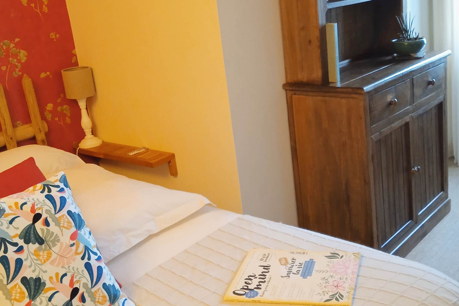 Dans la chambre - chambre d'hôtes l'Éphémère à Limoges