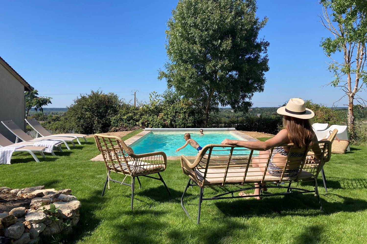 chambres-d-hotes-amboise-maison-chemin-piscine-detente