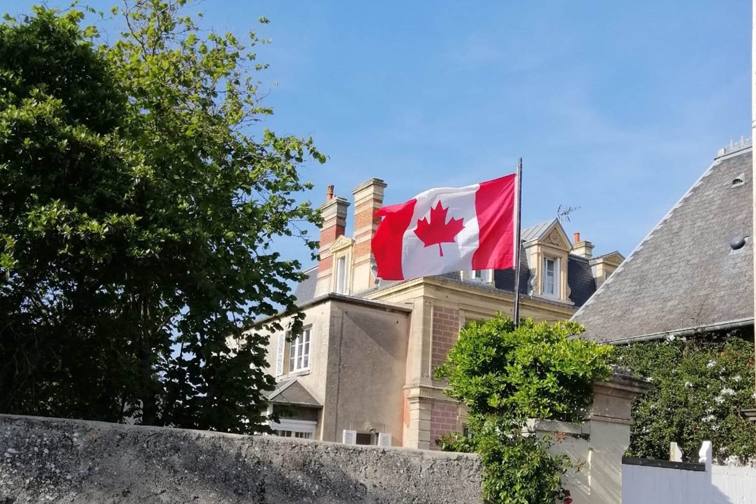 Le Mapple Leaf Flag flotte fièrement sur La Cantellerie
