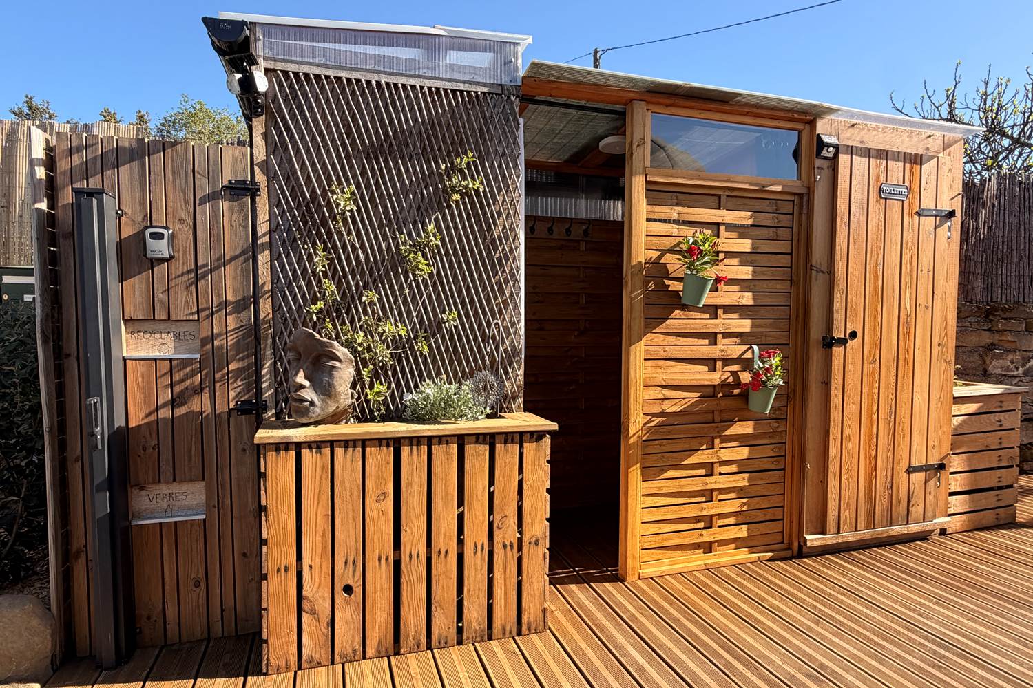 Sanitaires à 2m du dôme sur la terrasse