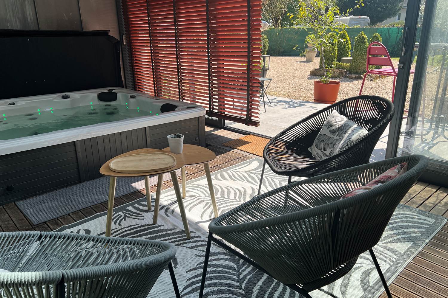 La salon du jacuzzi, vue jardin