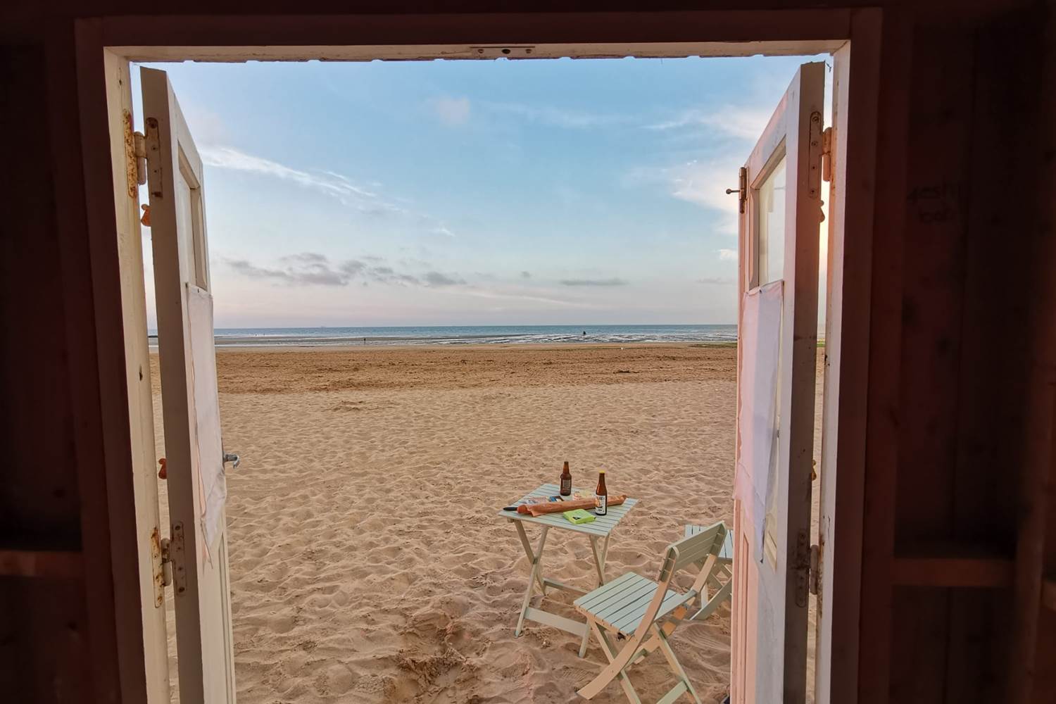 la cabine de La Cantellerie un soir de dîner au coucher de soleil