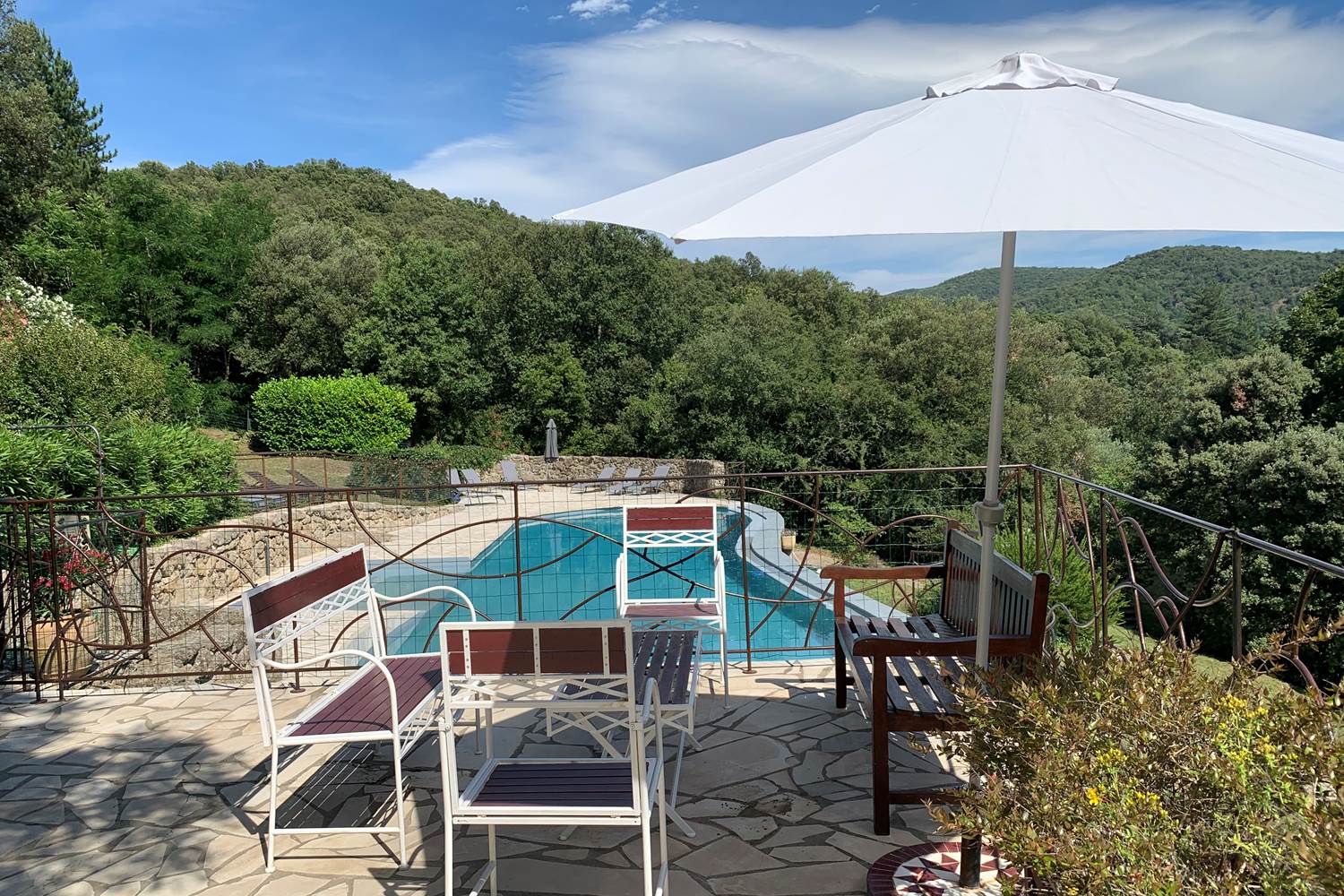 Terrasse de la piscine