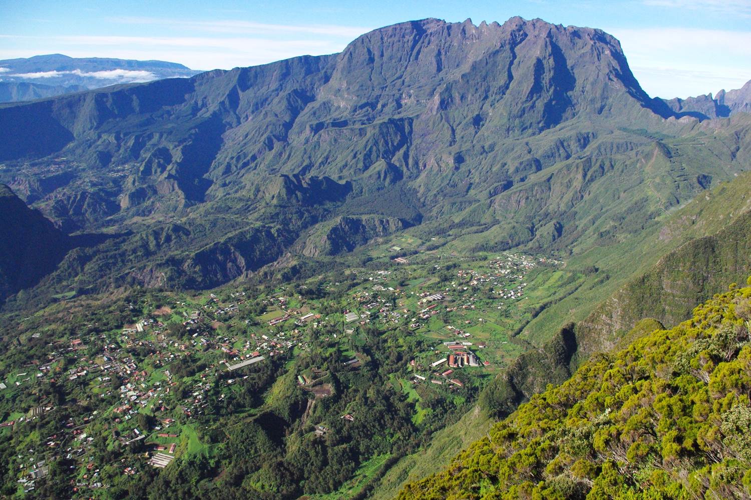 Salazie depuis la Roche Ecrite (en arrière plan le Piton des Neiges
