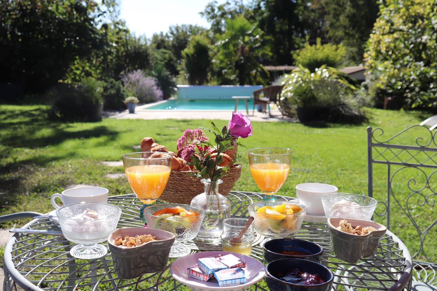 Les Charmes de Sarlat - Chambre d'hôtes Sarlat - Petit déjeuner vue piscine