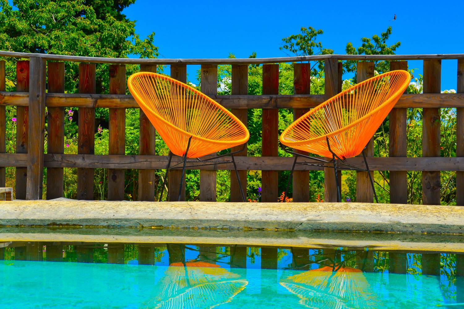 Au bord du bassin de la Bastide du Claus
