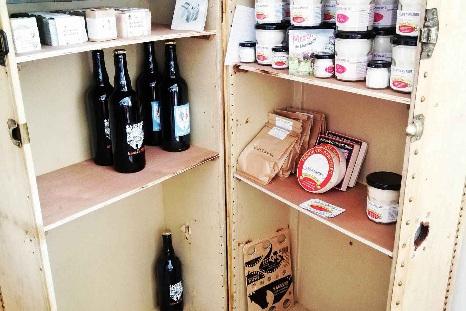 une vieille malle de voyage transformée en boutique !!