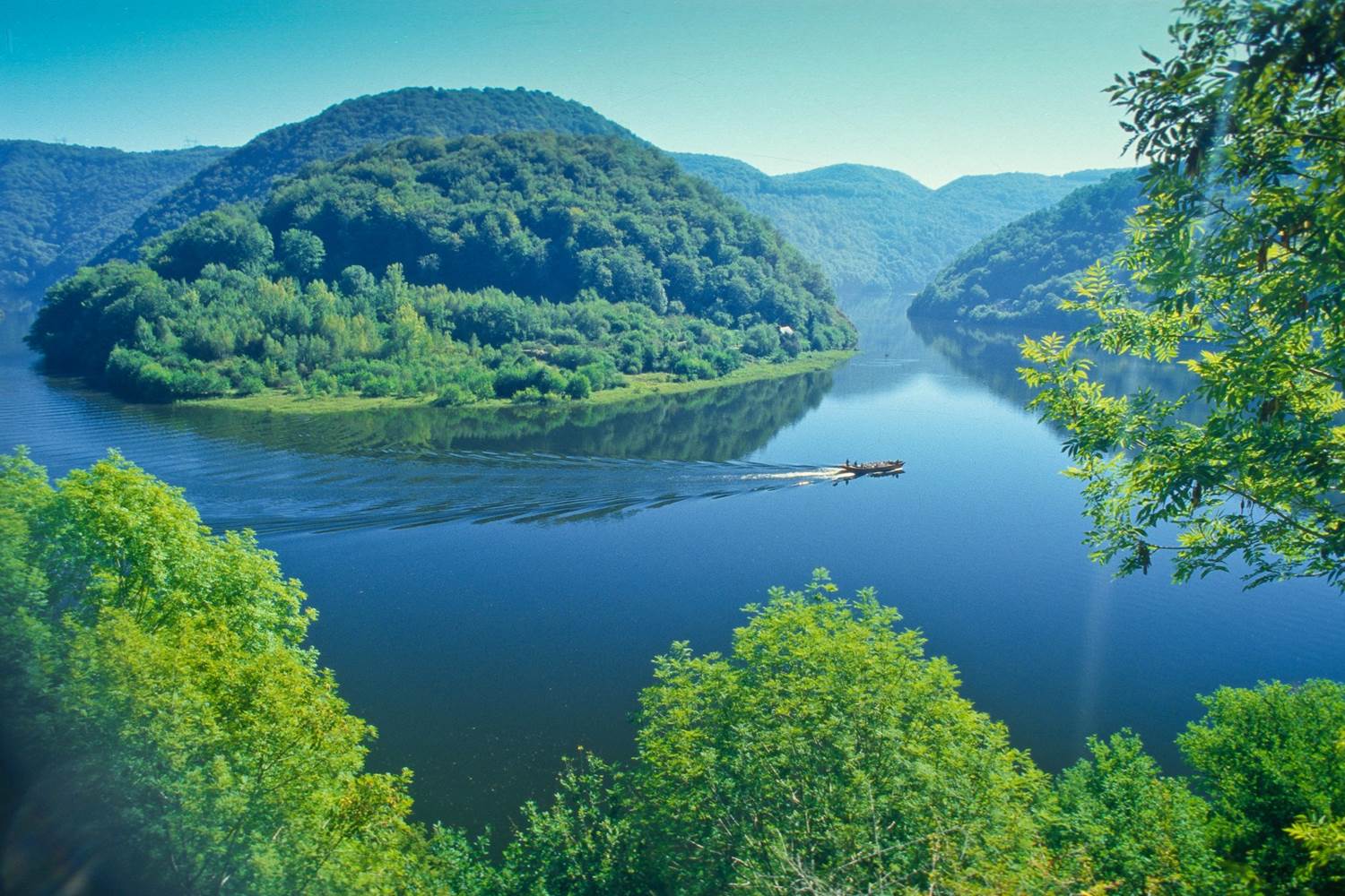 HAUTE VALLEE DE LA DORDOGNE, A L'AVAL DE BORT-LES-ORGUES