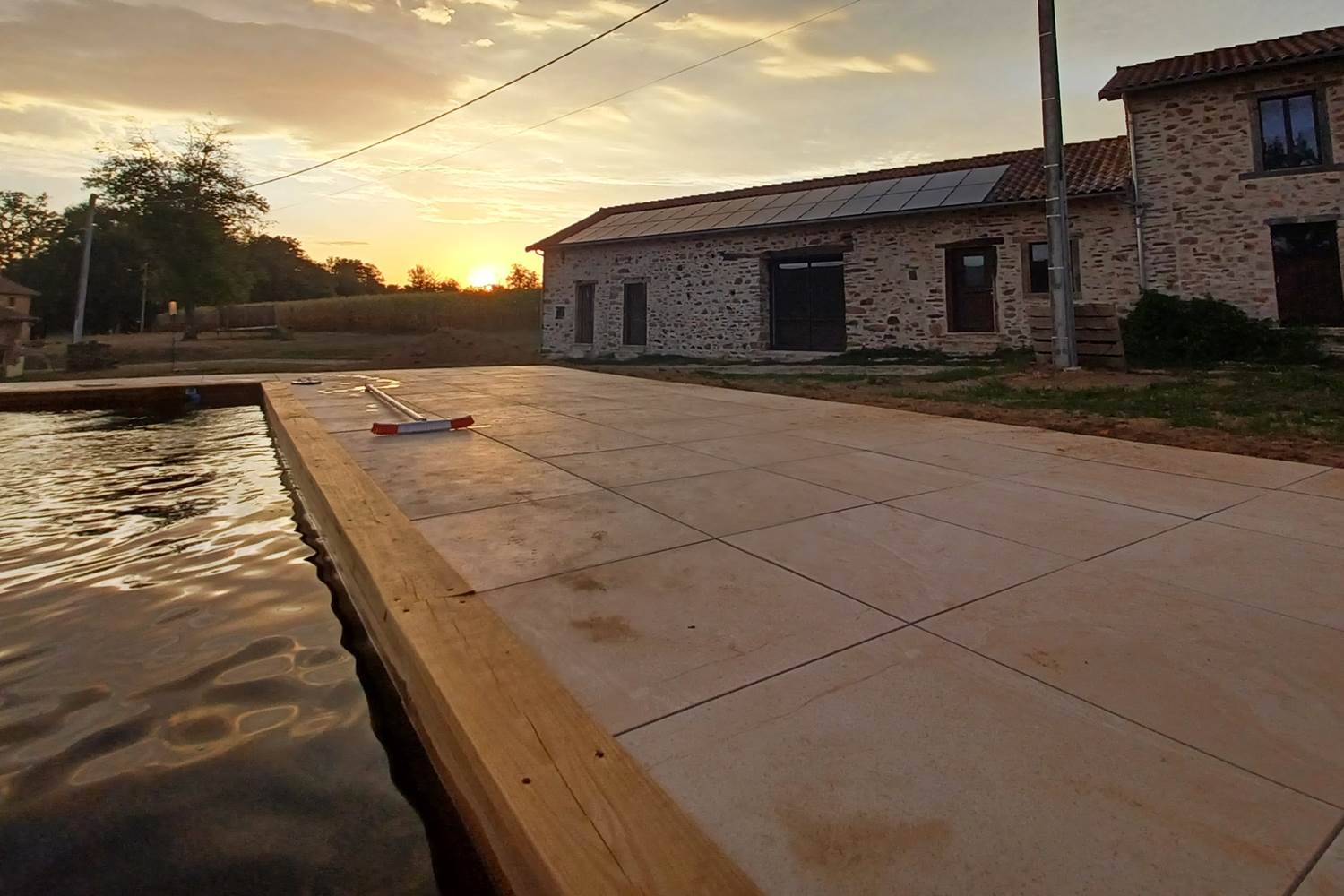 Couché de soleil dans la piscine