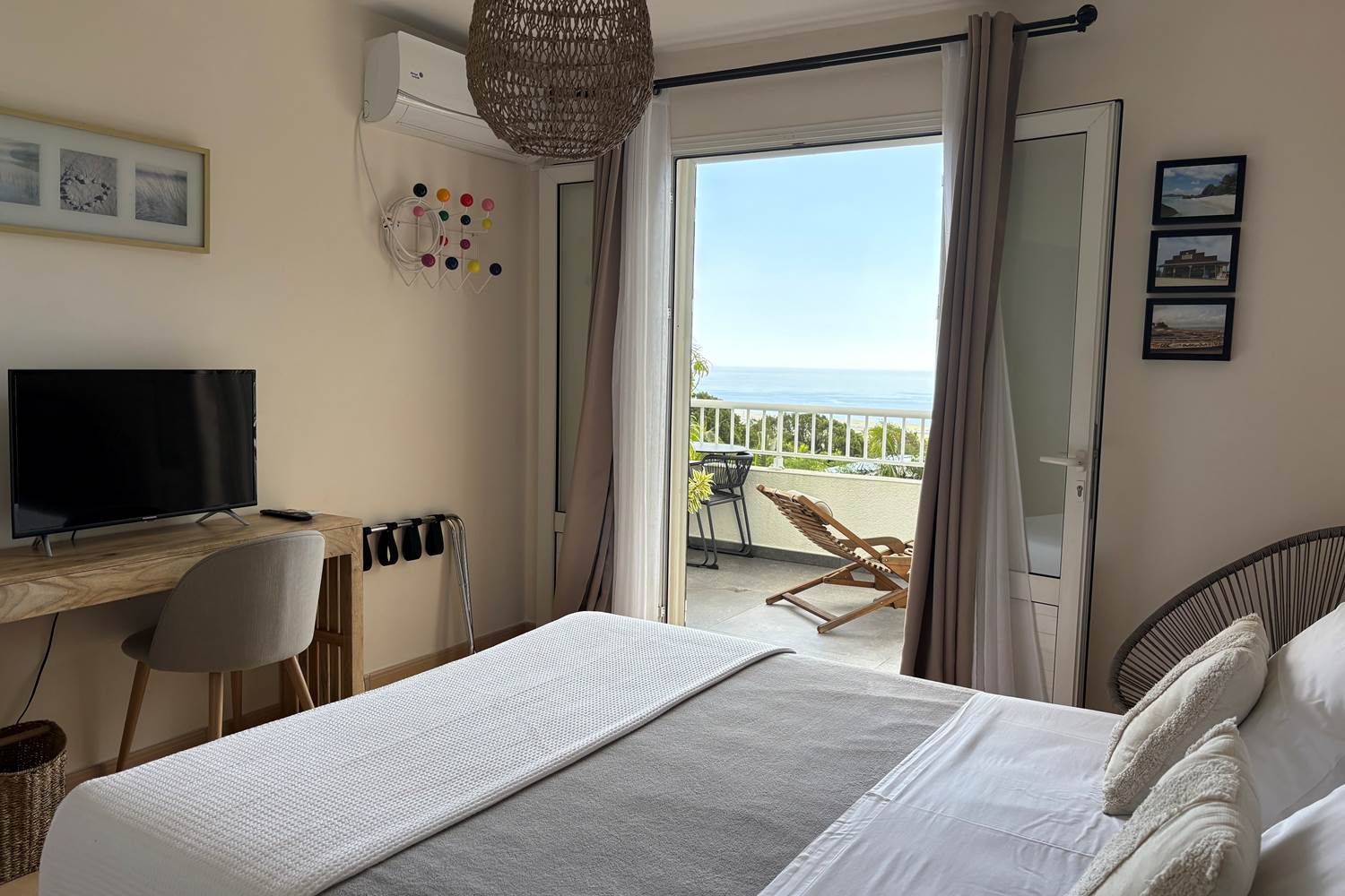 Chambre Galabé et sa terrasse vue mer, lit Queen-size et climatisation