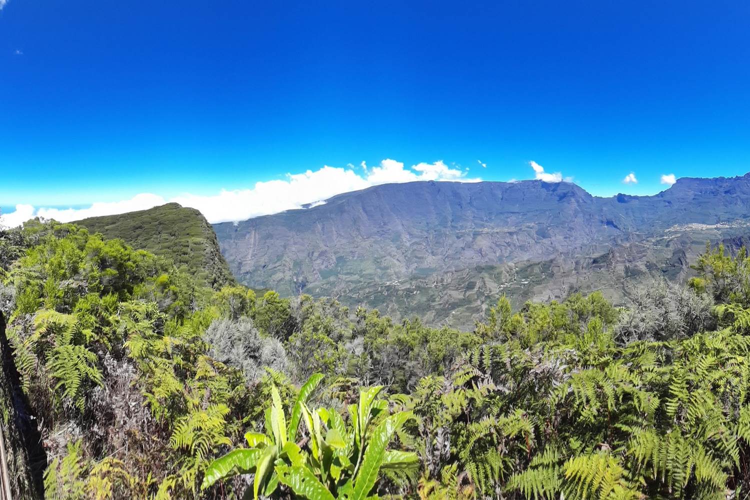 Piton des Neiges et Cilaos depuis le Dimitile