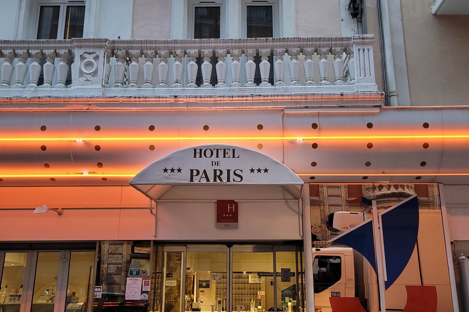 Entrée de l'Hôtel de Paris