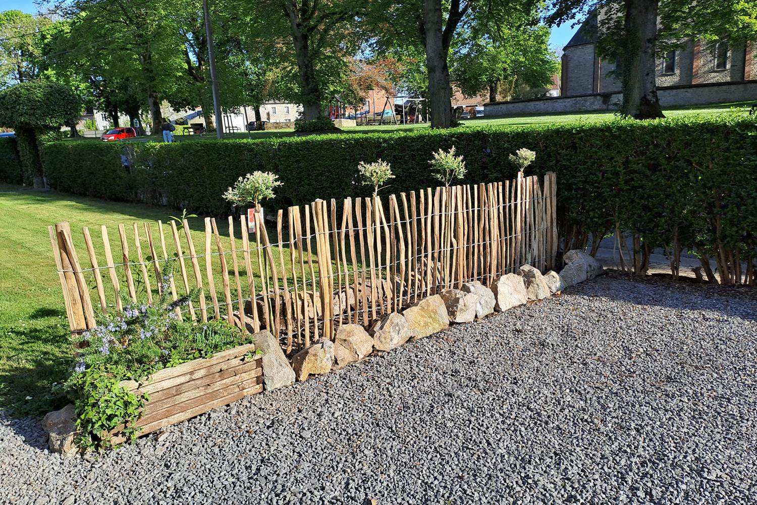 Nouveau : la petite barrière et les 4 saules sur pieds