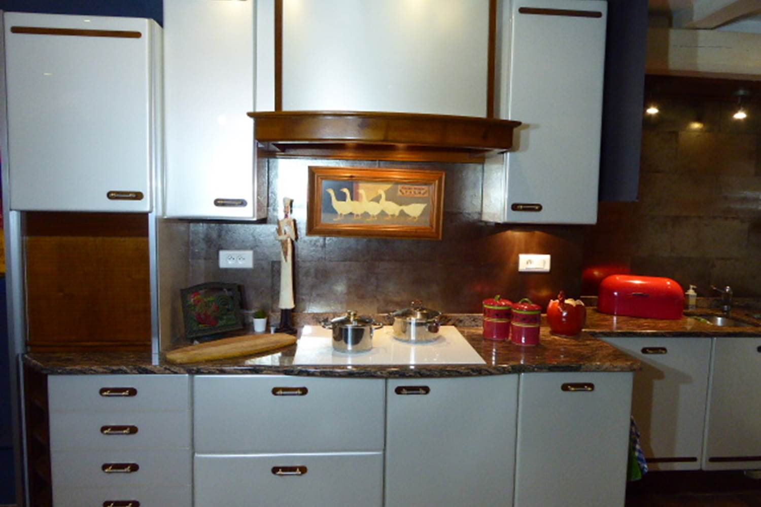 Grande cuisine équipée au rez-de-chaussée