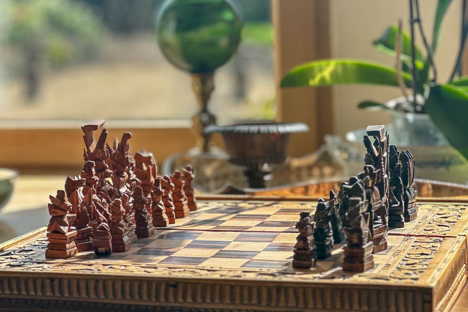 Se détendre avec une partie d'échecs avec vue sur le jardin
