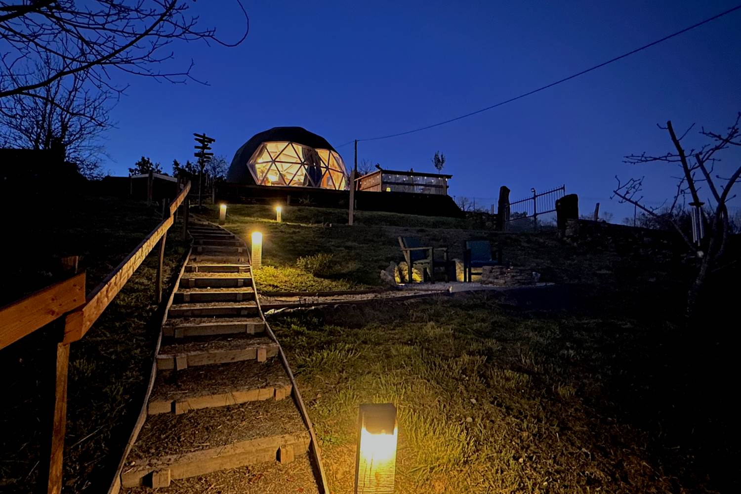 Accès par les escaliers avec éclairage solaire et détecteur de mouvement