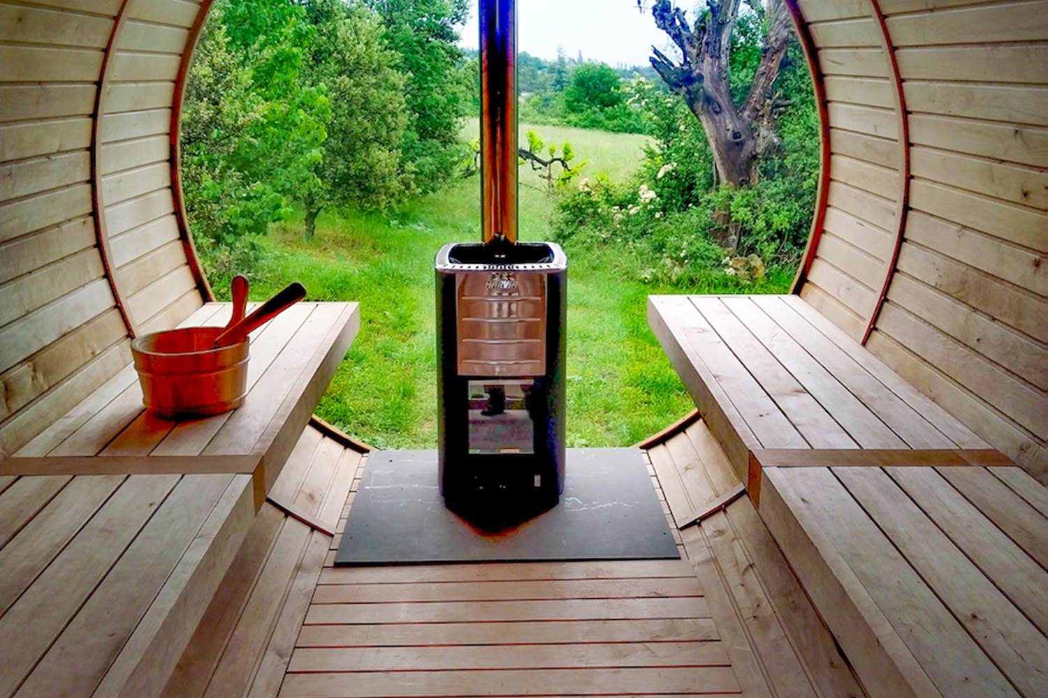 Le sauna avec sa vitre panoramique