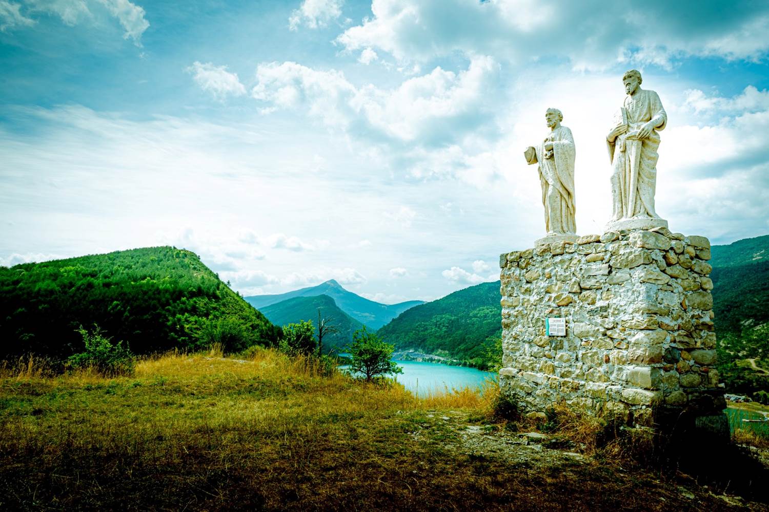 vue sur le lac de castillon alimenté par le verdon