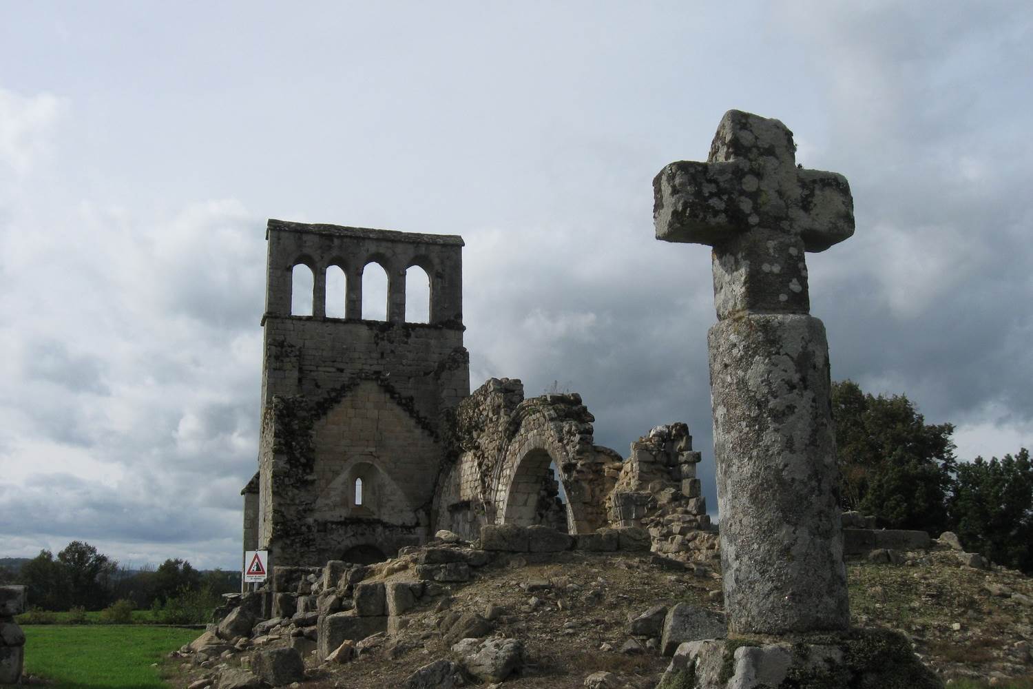 Xaintrie ruines du Vieux-Bourg