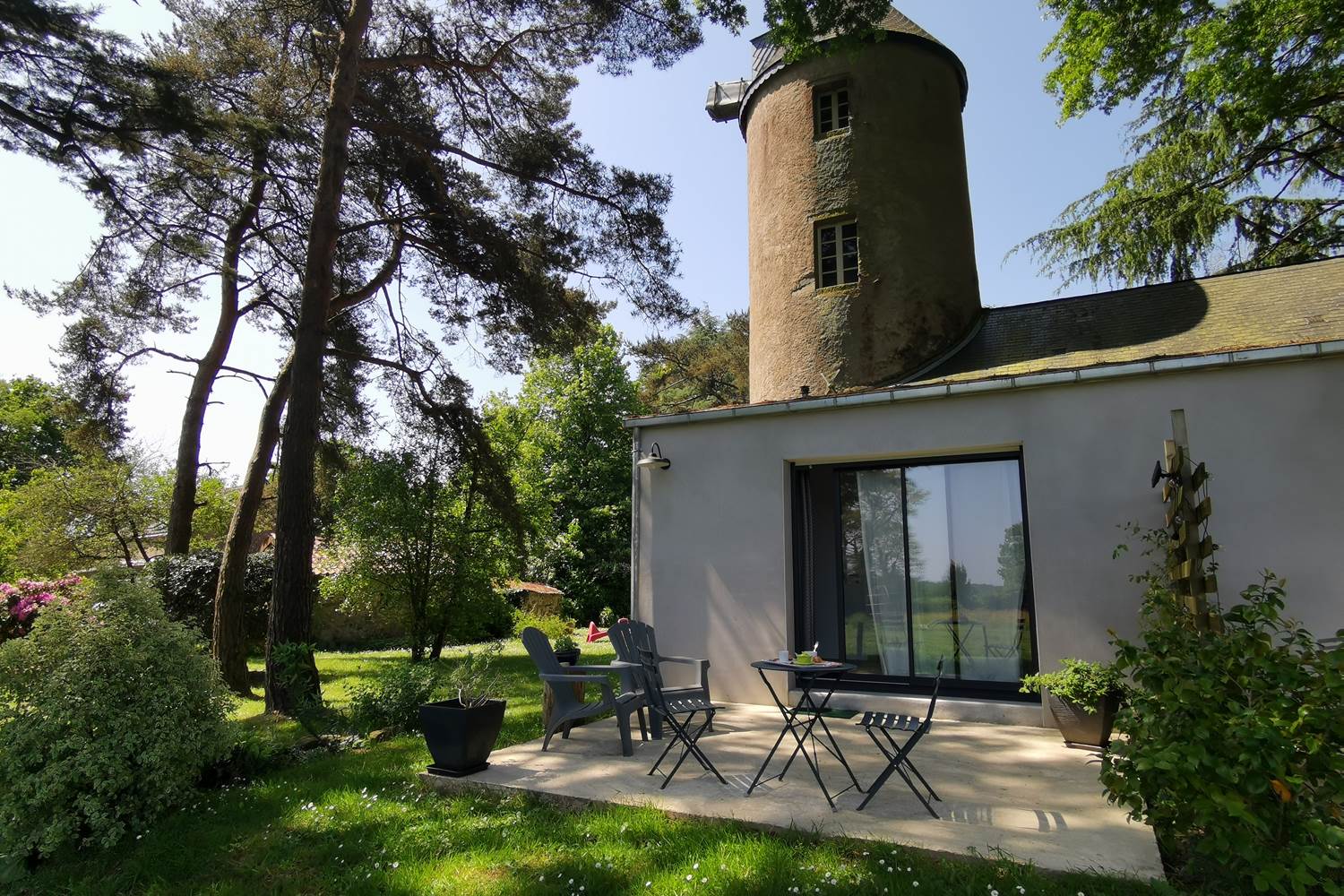 Terrasse privée , Bed and breakfast Gingko, moulin de La Retardière