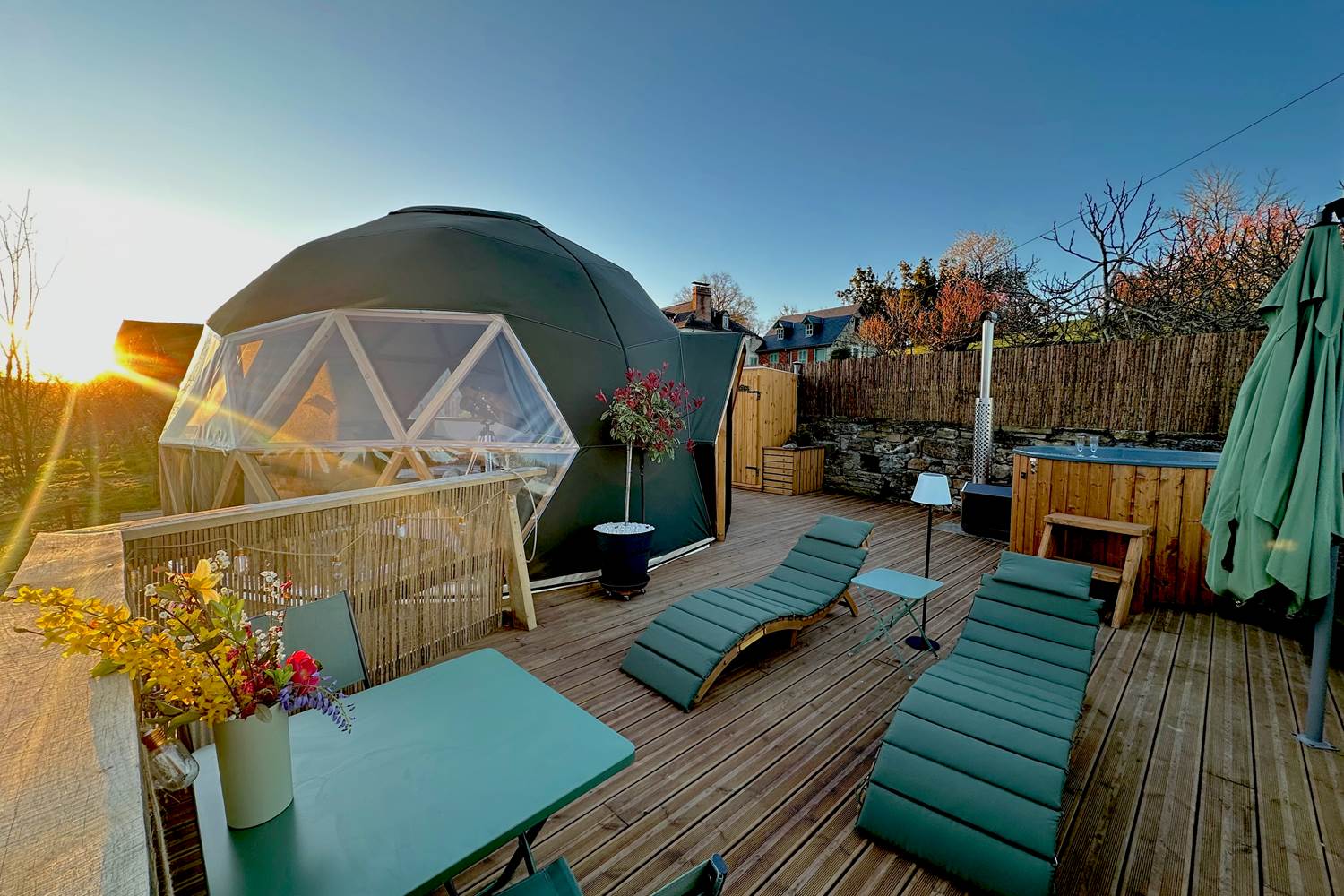 Bain de soleil pour se relaxer face aux Pyrénées