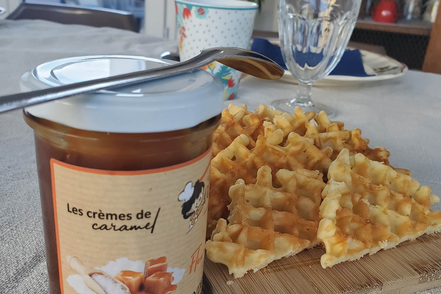 Petit déjeuner gourmand avec produits locaux à la maison d'hôtes Cale 32