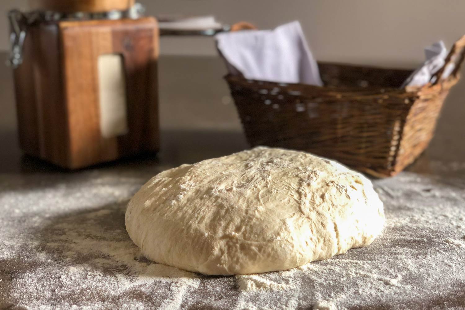 réalisation du pain au levain maison servi au petit-déjeuner et dîner