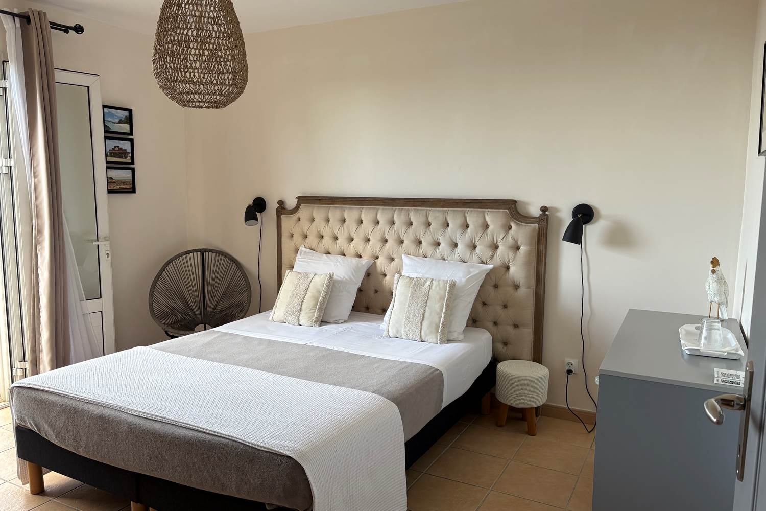 Chambre Galabé et sa terrasse vue mer, lit Queen-size et climatisation